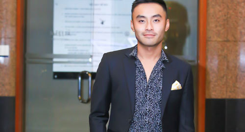 Dustin Phúc Nguyễn lịch lãm trong vai trò MC The Show