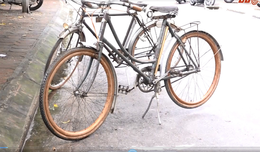 Cận cảnh chiếc xe đạp vành gỗ có tuổi đời ngang ngửa cầu Long Biên