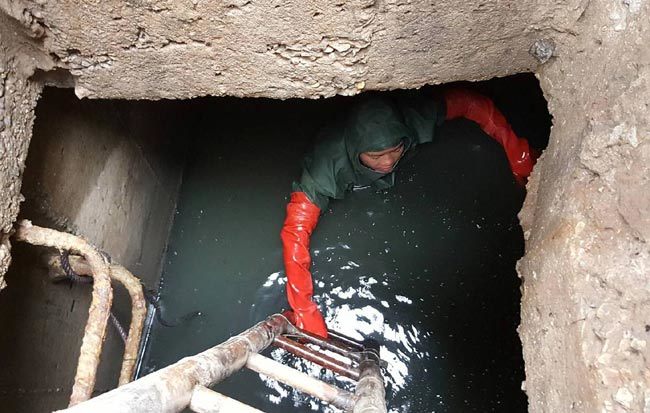 Mải dọn rác dưới cống, nam công nhân chết lặng vì gặp người yêu