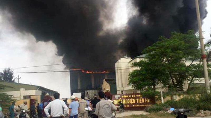 Cháy công ty thiết bị điện, cột khói bốc cao hàng chục mét