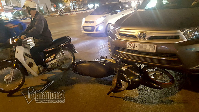 Hà Nội: Xế hộp gây tai nạn liên hoàn, tài xế cố thủ trên xe