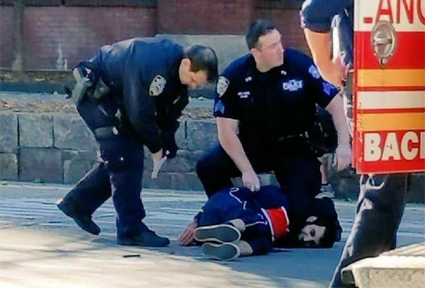 Video nghi phạm khủng bố New York cầm súng lao khỏi xe