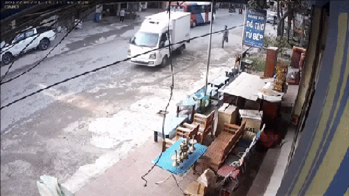 Tai nạn hy hữu: Quên khóa phanh, ô tô tải 'lạc trôi' xuống dốc