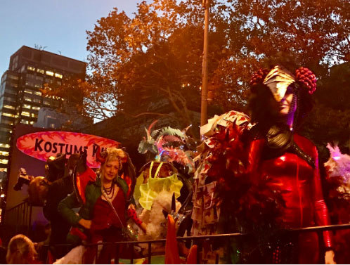 Ngay sau vụ khủng bố, New York vẫn diễu hành Halloween