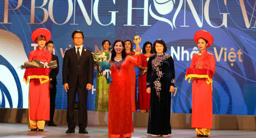 Cúp Bông hồng Vàng tôn vinh 100 nữ doanh nhân Việt Nam