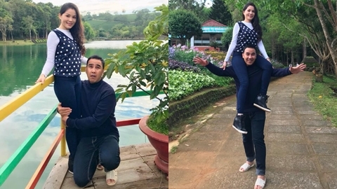 MC Quyền Linh đi dép lê, ôm chân vợ để chụp hình