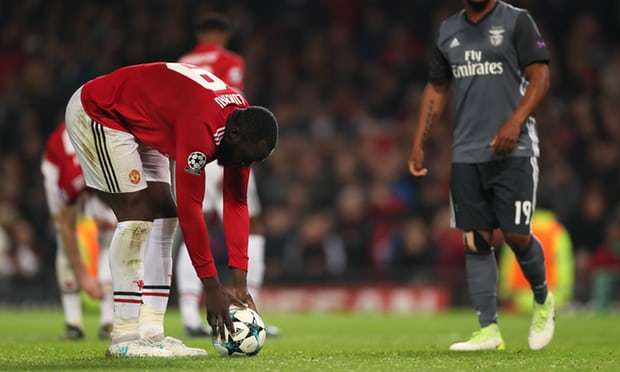 MU tranh nhau đá phạt đền, Mourinho cho Lukaku quê mặt