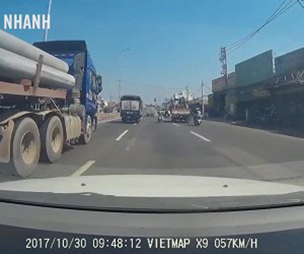 Container tạt đầu 'lạnh lùng' khiến ô tô tông thẳng dải phân cách