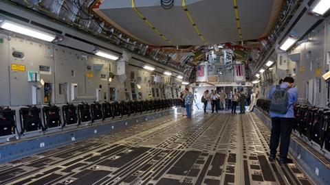 Bên trong 'Gã khổng lồ tiền trạm' của Tổng thống Mỹ vừa tới Việt Nam