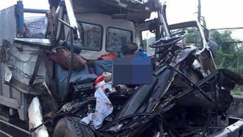 Hai xe tải tông nhau, tài xế và phụ xe tử vong trong cabin