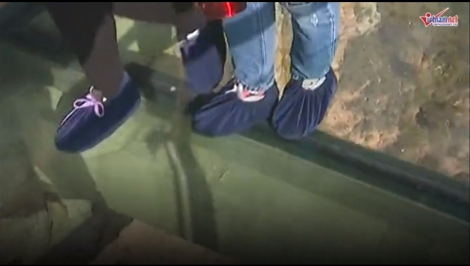 Đi bộ trên mây, kính vỡ răng rắc dưới chân