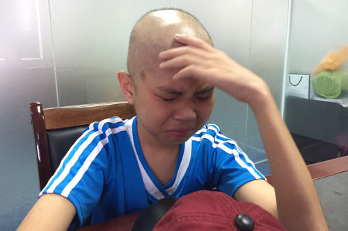 Cậu bé ung thư bật khóc mơ ước trở lại trường