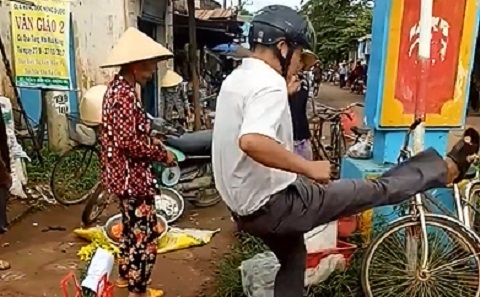 Khiển trách Trưởng Công an xã 'tung cước' đá bay thau cá của dân