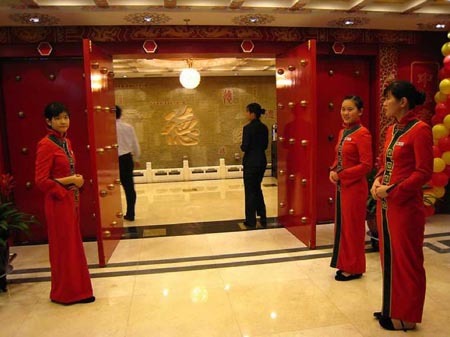 Vi phạm pháp luật khi đứng tên nhà hàng thay người Trung Quốc?