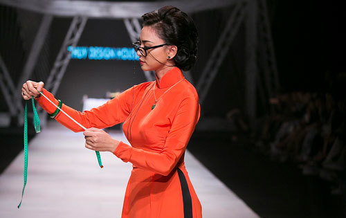 Ngô Thanh Vân hoá 'Cô ba Sài Gòn' trên sàn catwalk