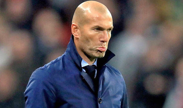 Real lại thua mất mặt, Zidane phản pháo thế này đây