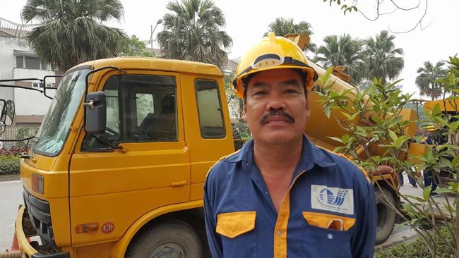 Giây phút nam công nhân suýt mất mạng vì cây đổ trong mưa bão