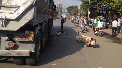 Cô gái tử nạn sau va chạm xe tải trên đường Phạm Văn Đồng