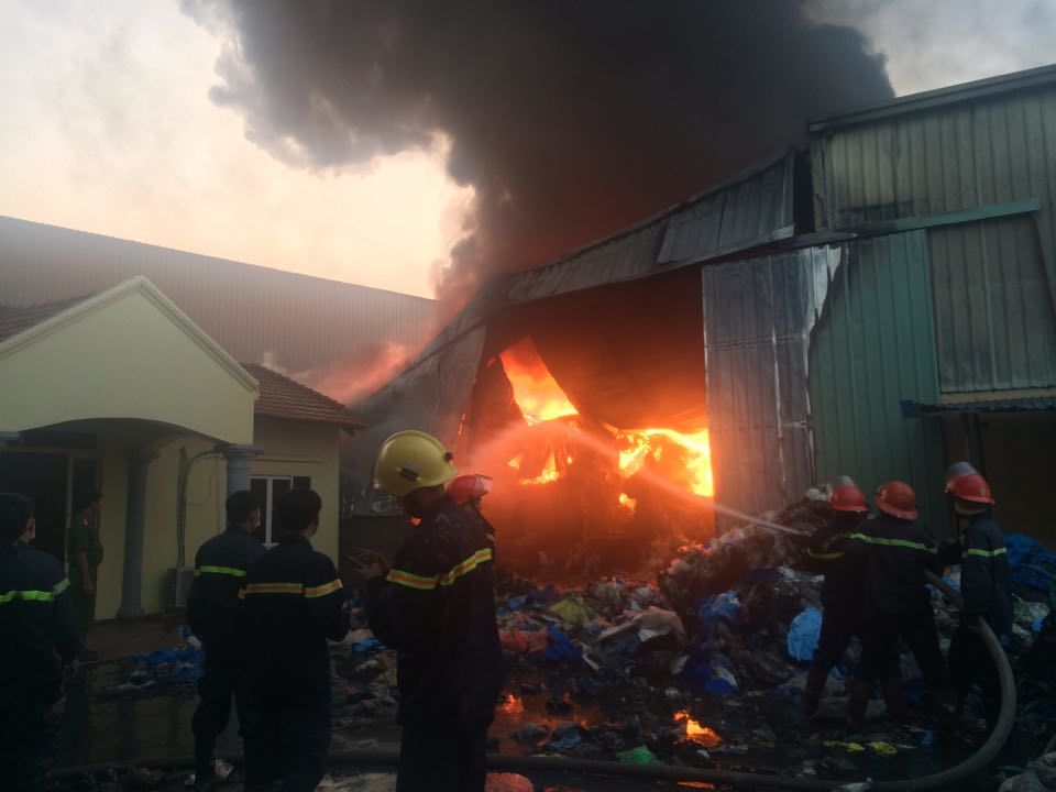 Cháy rừng rực xưởng nhựa ở Phố Nối