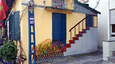 Bích họa đáng yêu len lỏi ngõ nhỏ Hà thành, rao vặt hết chỗ