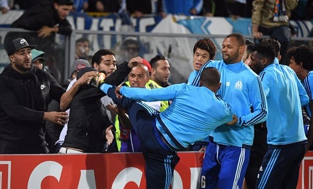 Evra tái hiện cú kung-fu của Eric Cantona ở Europa League