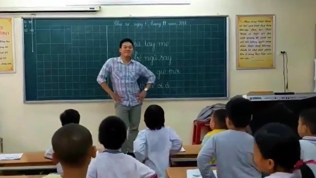 Thầy giáo nhảy ‘Đàn gà con’ cực sung khiến học sinh tiểu học thích thú