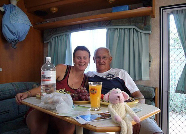 Lấy chồng 77 tuổi, bất ngờ hết... vô sinh