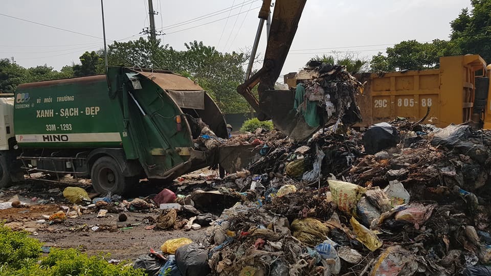 Hà Nội bất ngờ bứng loạt núi rác ứ đọng, bốc mùi nhiều tháng
