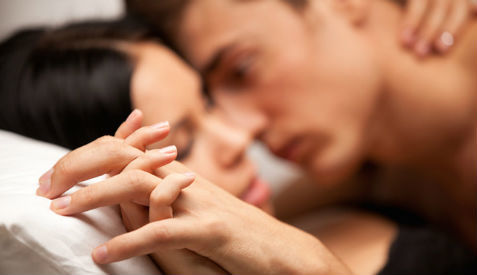 Vợ hốt hoảng khi đang ân ái chồng lăn ra ngất xỉu