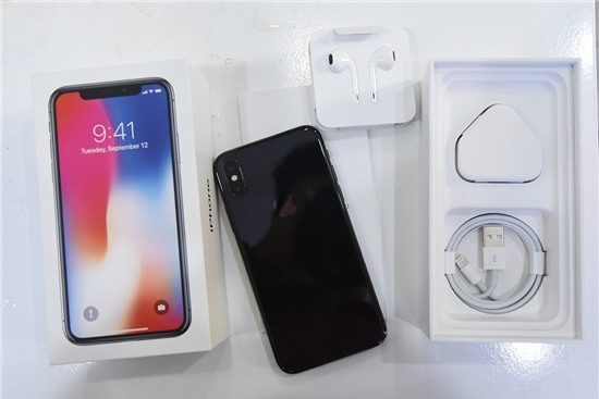 Đập hộp iPhone X xuất hiện đầu tiên tại Việt Nam giá 68 triệu đồng