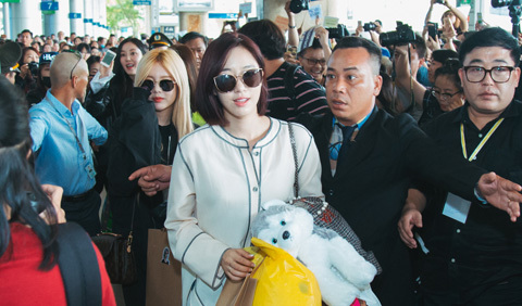 T-ara thu hút hàng ngàn fan Việt khi xuống sân bay