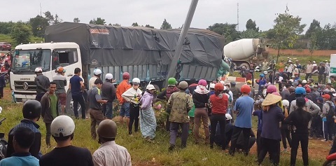 Xe bồn mất thắng tông xe tải dừng đèn đỏ, nhiều người thương vong