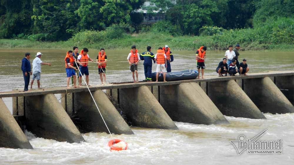 Nữ nhân viên thủy nông bị lũ cuốn trôi mất tích