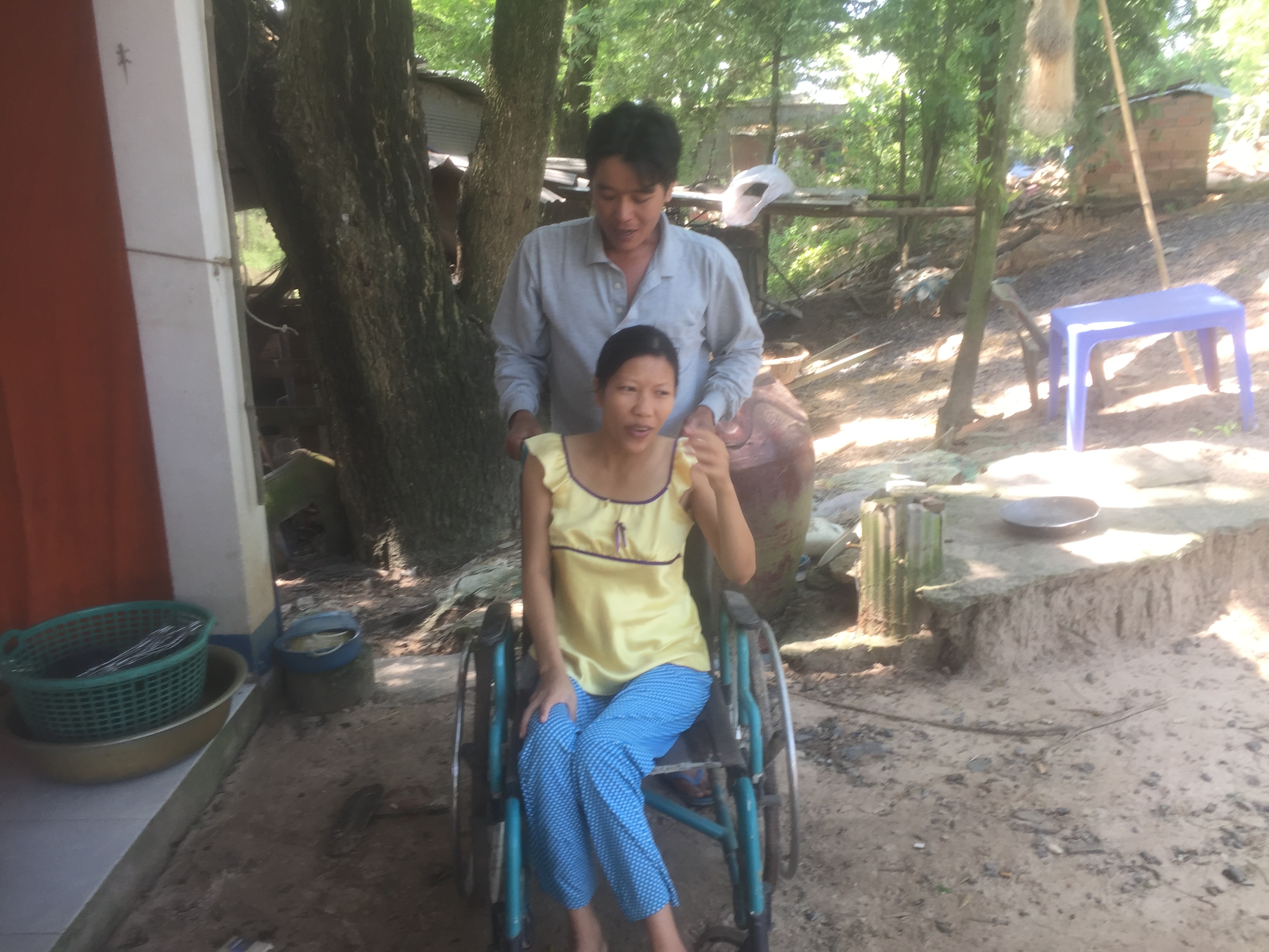 Chàng trai bỏ Sài Gòn về vùng biên cưới cô gái tật nguyền