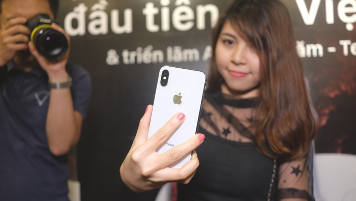 Cận cảnh chiếc iPhone X vạn người mê giá 60 triệu đồng