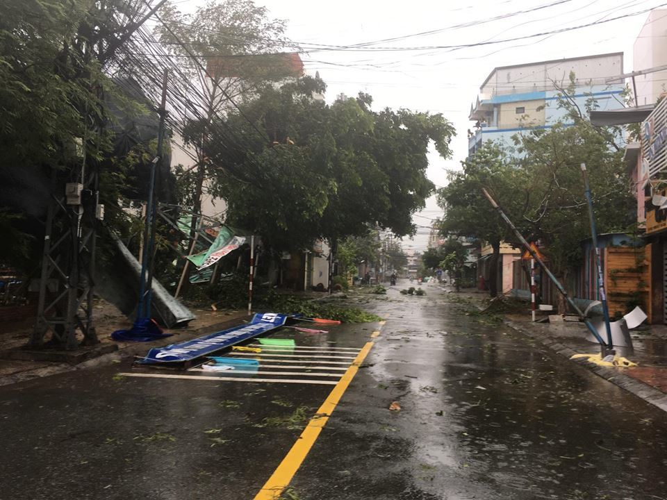 Bão Damrey giật cấp 15 quần thảo Phú Yên - Khánh Hòa