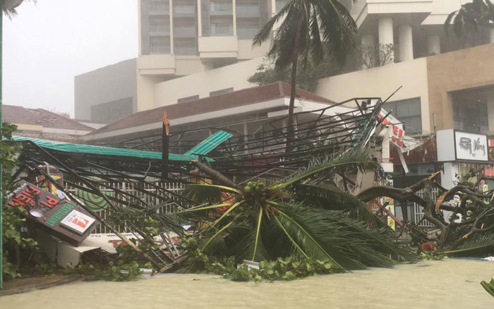 Bão Damrey sức gió trên 100km/h tàn phá Nha Trang tan hoang