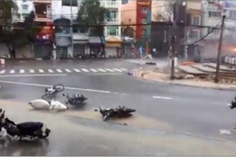 Bão Damrey giật cấp 15 quần thảo Phú Yên - Khánh Hòa