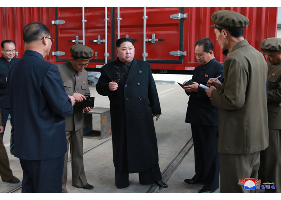 Kim Jong Un thăm nhà máy sản xuất xe tải