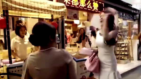 10 clip 'nóng': Hotgirl bị đánh tơi tả vì chen lấn khi xếp hàng mua bánh