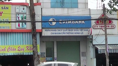 Nam thanh niên bịt mặt xông vào định cướp ngân hàng ở Cần Thơ