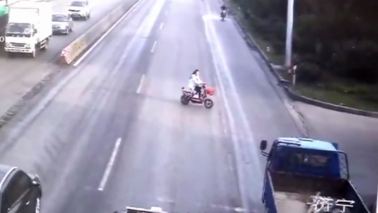 Tai nạn kinh hoàng với xe đạp điện sang đường bất cẩn