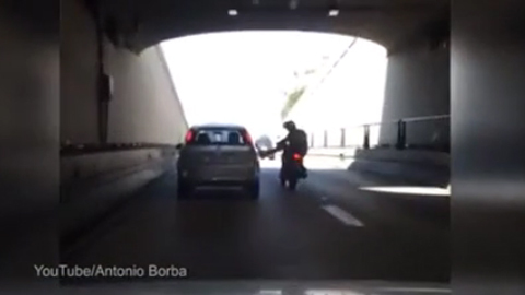 Tung chân đạp ô tô, lái xe máy ngã 'sấp mặt'