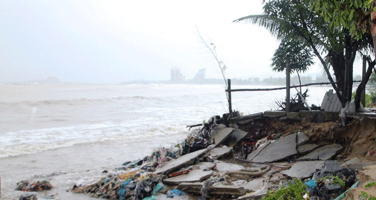 Bão Damrey quần thảo: Đà Nẵng mưa xối xả, nước sông Hàn mấp mé bờ