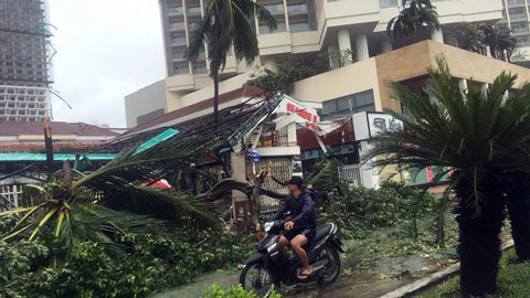 Phố biển Nha Trang tan hoang sau bão lịch sử