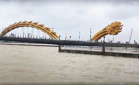 Đà Nẵng mưa dữ dội, nhiều tuyến đường ngập trắng