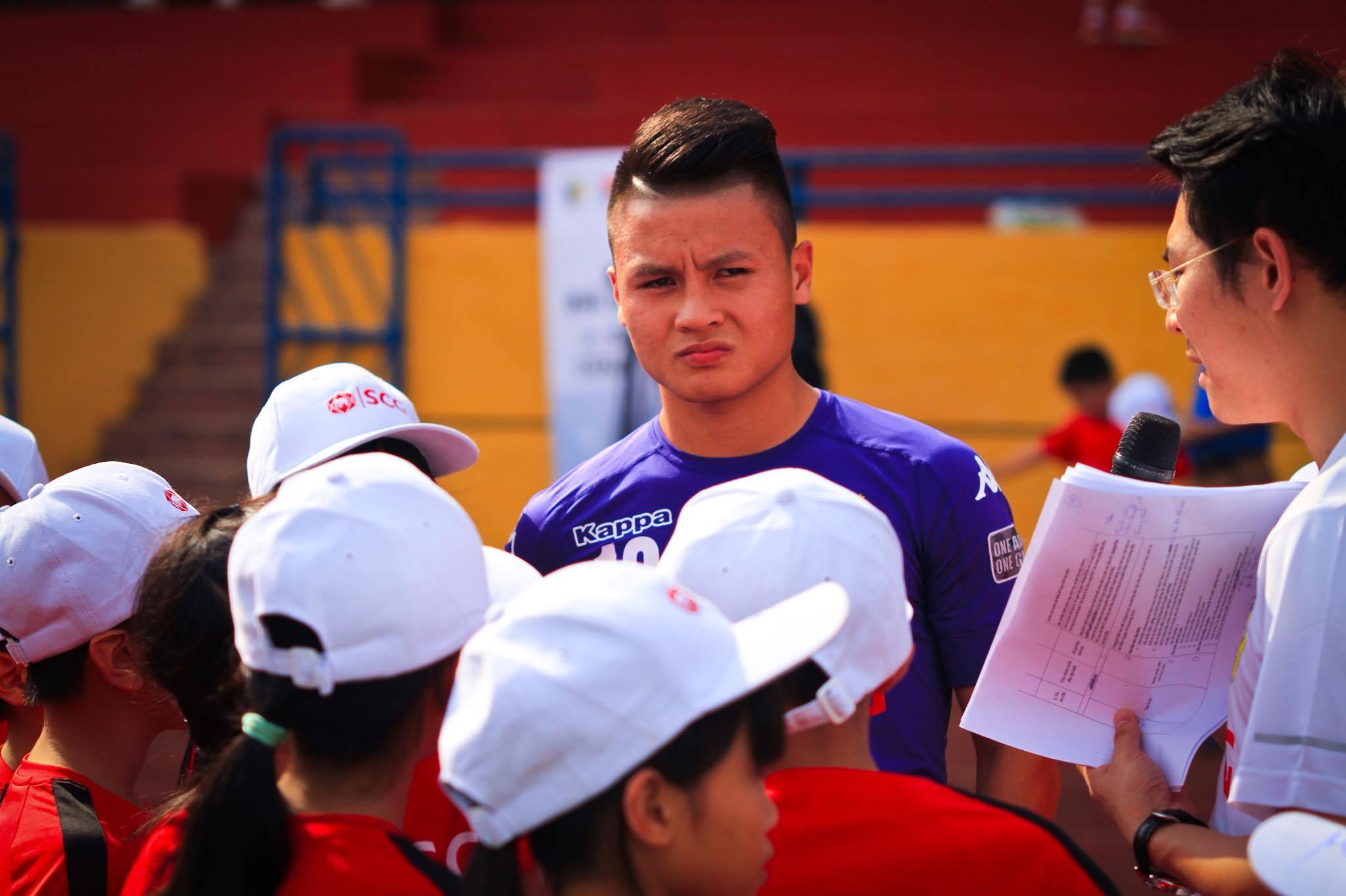 “Gác” đua vô địch V-League, Thành Lương, Văn Quyết, Quang Hải giỡn cùng fan nhí