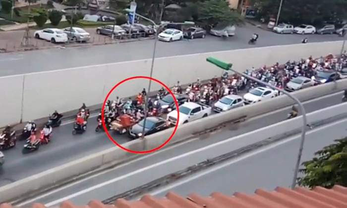 Xe máy ngang nhiên đi ngược chiều gây ùn tắc trong hầm Kim Liên