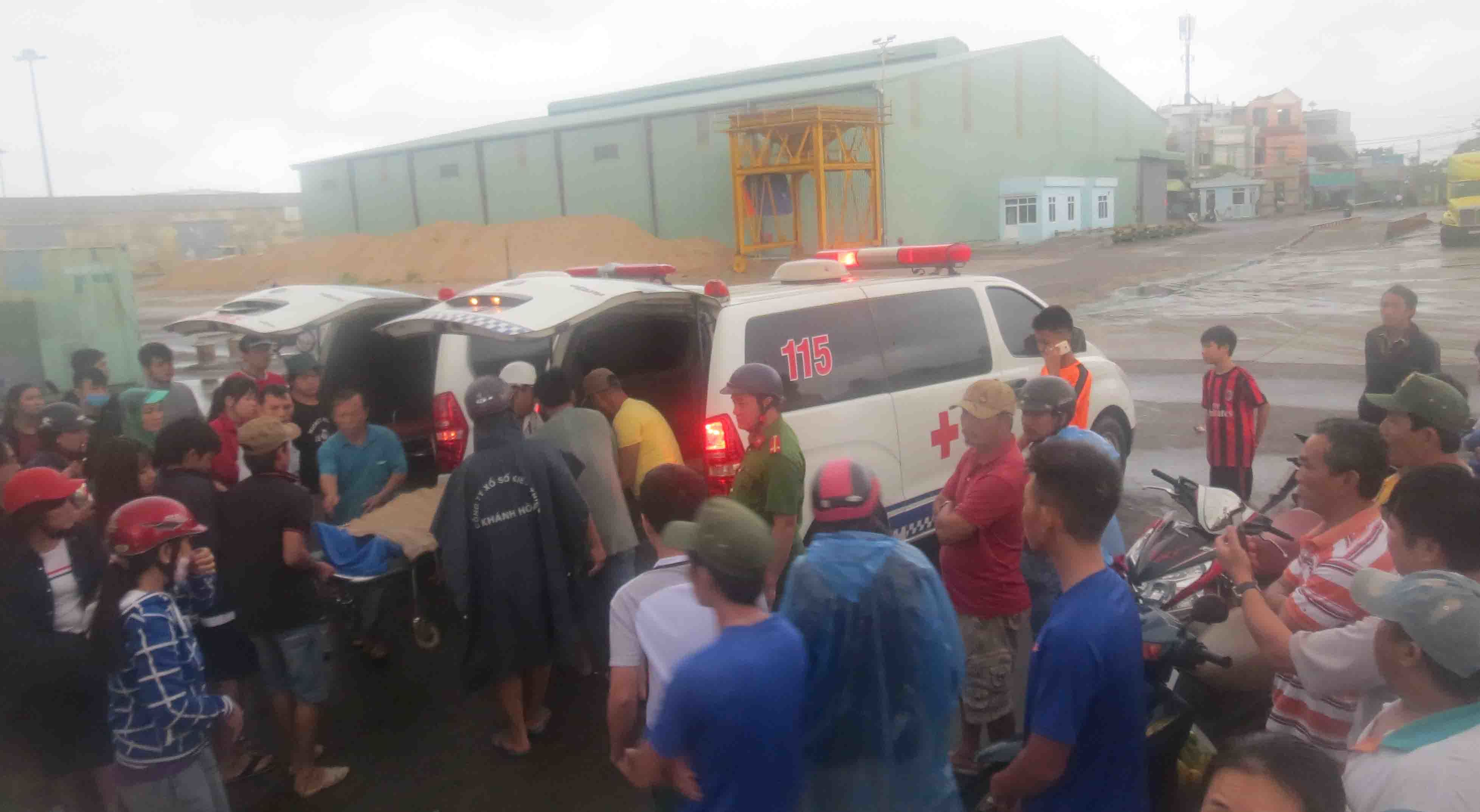 Bão Damrey: Tàu Hải quân cứu 2 thuyền viên, vớt 1 thi thể trên biển