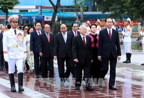 Lãnh đạo Đảng, Nhà nước đặt hoa tưởng niệm tại tượng đài Lenin